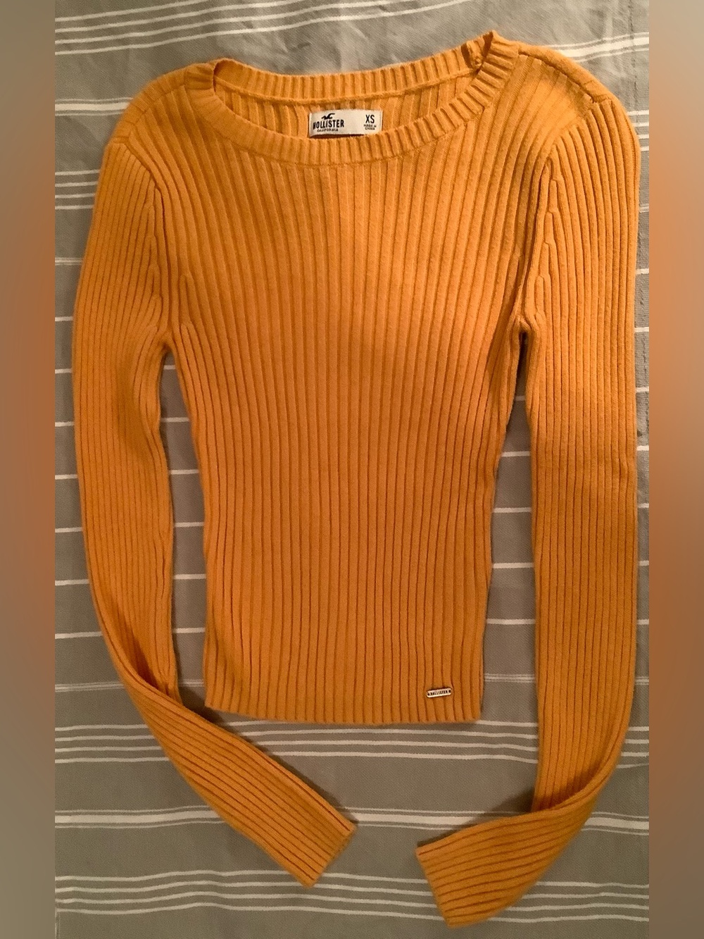 Hollister Ribbed Sweater Long Sleeve 70’s Style fitted Scoop Sweater